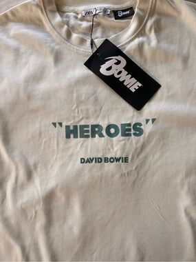 NWT Zara Cream T-Shirt with teal "HEROES" Print - David Bowie Men’s medium.